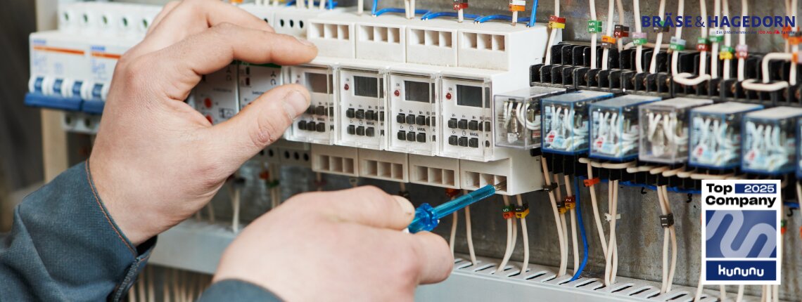 Mitarbeiter Verdrahtung von Schaltanlagen in Berlin Siemensstadt