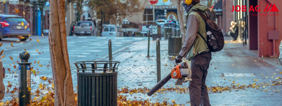 Mitarbeitende in der manuellen Reinigung
